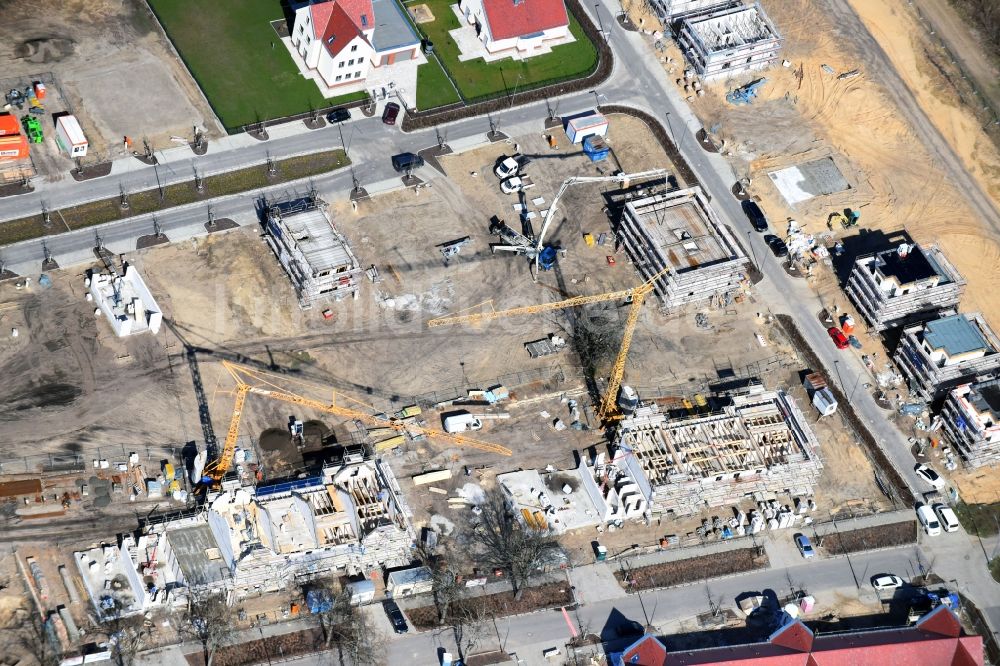 Berlin von oben - Baustelle zum Neubau einer Mehrfamilienhaus-Wohnanlage Vietacher Ecke Zwieseler Straße im Ortsteil Karlshorst in Berlin