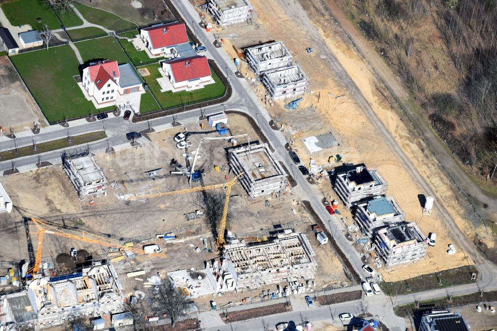 Berlin aus der Vogelperspektive: Baustelle zum Neubau einer Mehrfamilienhaus-Wohnanlage Vietacher Ecke Zwieseler Straße im Ortsteil Karlshorst in Berlin