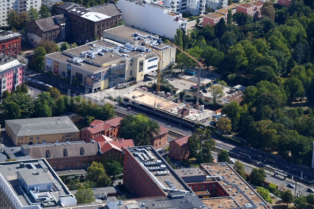 Luftaufnahme Berlin - Baustelle zum Neubau einer Mehrfamilienhaus-Wohnanlage Walden 48 an der Landsberger Allee im Ortsteil Friedrichshain in Berlin, Deutschland