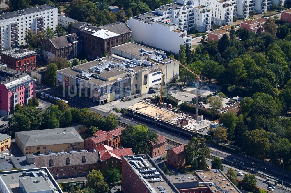 Berlin von oben - Baustelle zum Neubau einer Mehrfamilienhaus-Wohnanlage Walden 48 an der Landsberger Allee im Ortsteil Friedrichshain in Berlin, Deutschland