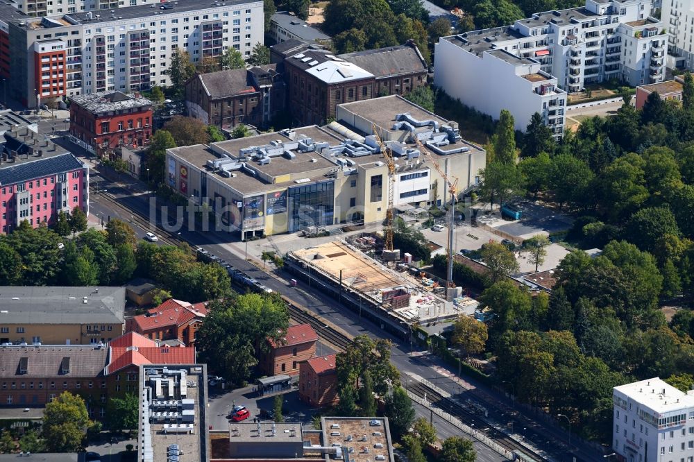 Berlin aus der Vogelperspektive: Baustelle zum Neubau einer Mehrfamilienhaus-Wohnanlage Walden 48 an der Landsberger Allee im Ortsteil Friedrichshain in Berlin, Deutschland