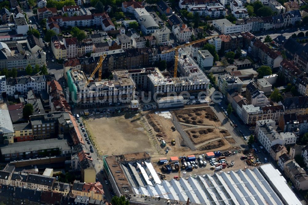 Offenbach am Main von oben - Baustelle zum Neubau einer Mehrfamilienhaus-Wohnanlage an der Waldstraße - Senefelderstraße - Gustav-Adolf-Straße in Offenbach am Main im Bundesland Hessen