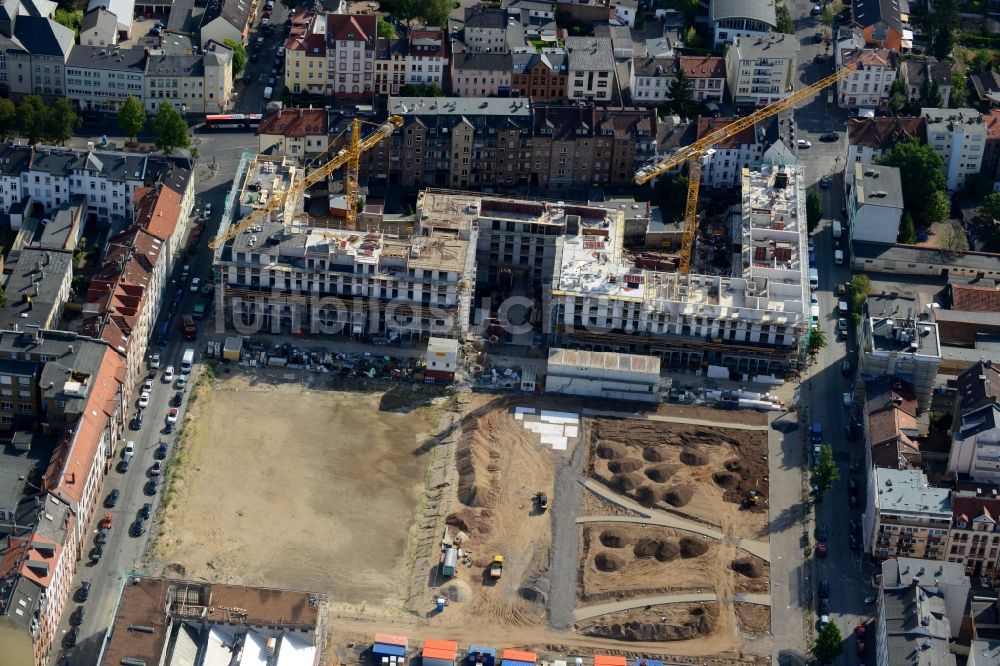 Offenbach am Main aus der Vogelperspektive: Baustelle zum Neubau einer Mehrfamilienhaus-Wohnanlage an der Waldstraße - Senefelderstraße - Gustav-Adolf-Straße in Offenbach am Main im Bundesland Hessen