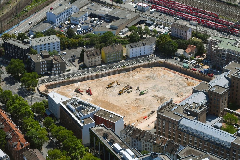 Frankfurt am Main von oben - Baustelle zum Neubau einer Mehrfamilienhaus-Wohnanlage der walser projekt management gmbh in Frankfurt am Main im Bundesland Hessen, Deutschland