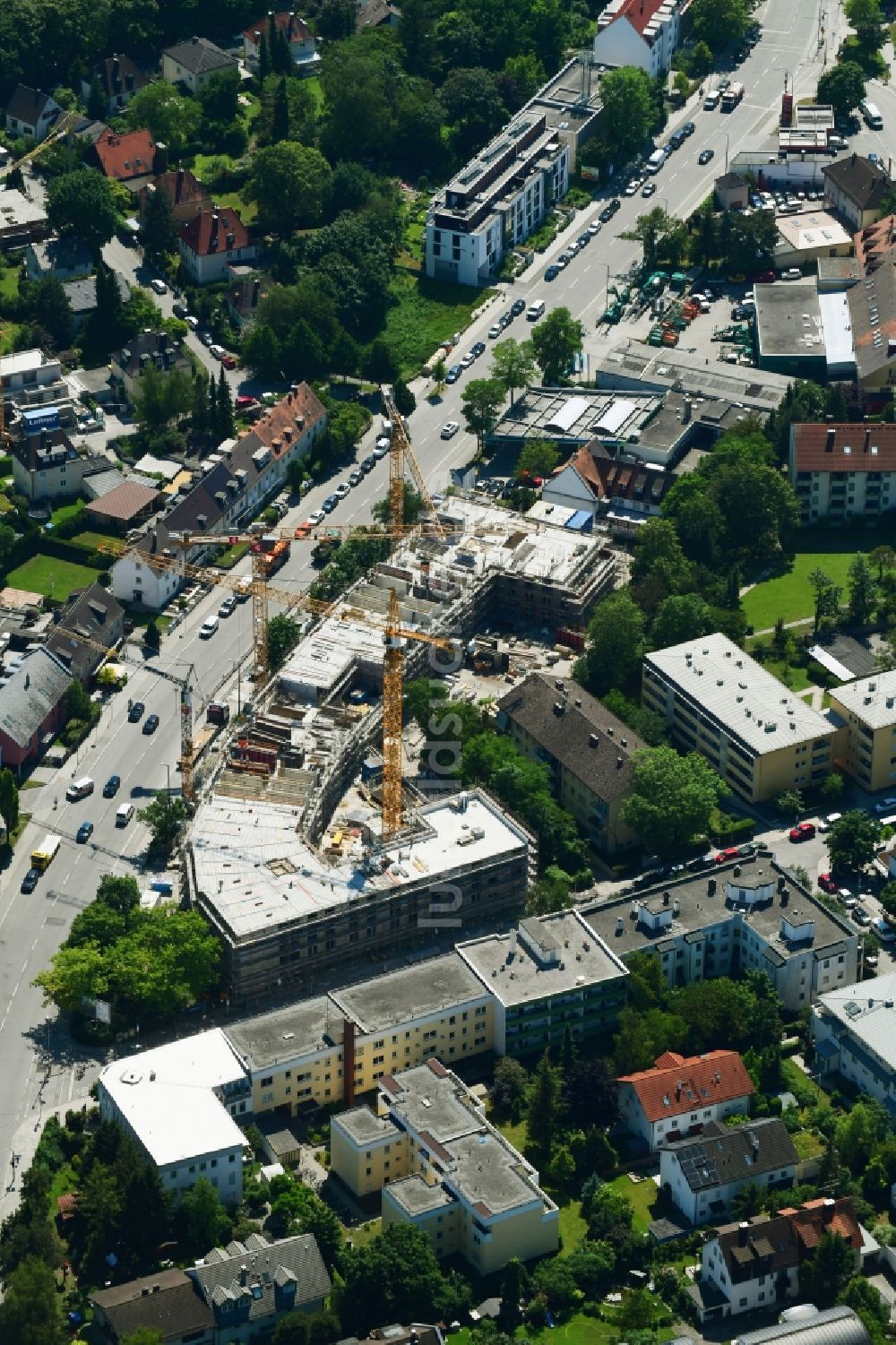 München aus der Vogelperspektive: Baustelle zum Neubau einer Mehrfamilienhaus-Wohnanlage der walser projekt management gmbh in München im Bundesland Bayern, Deutschland