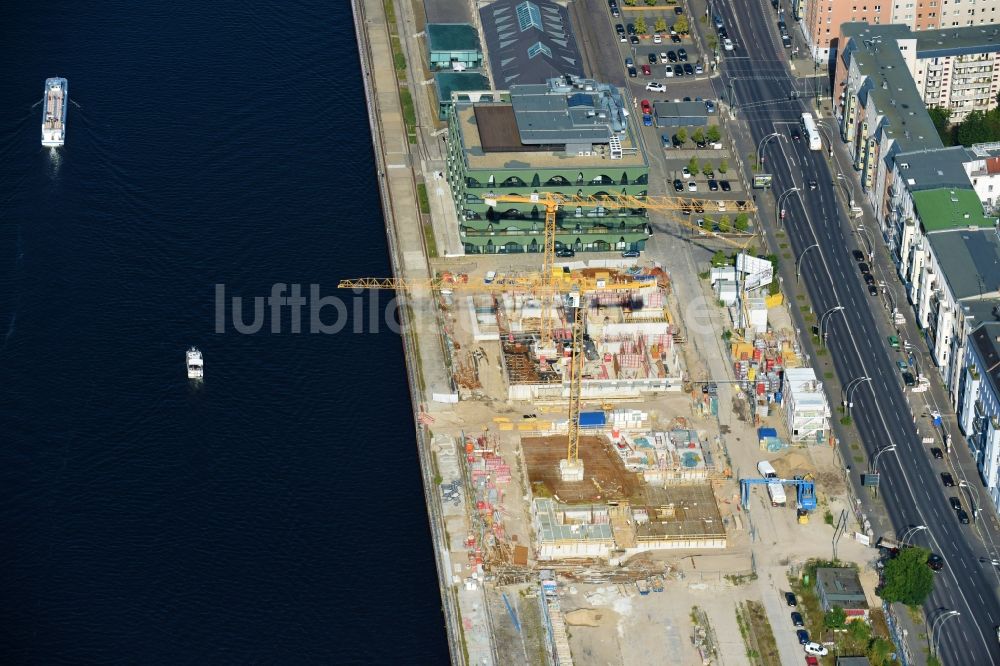 Luftbild Berlin - Baustelle zum Neubau einer Mehrfamilienhaus-Wohnanlage WATERSIDE LIVING BERLIN im Ortsteil Friedrichshain-Kreuzberg in Berlin, Deutschland