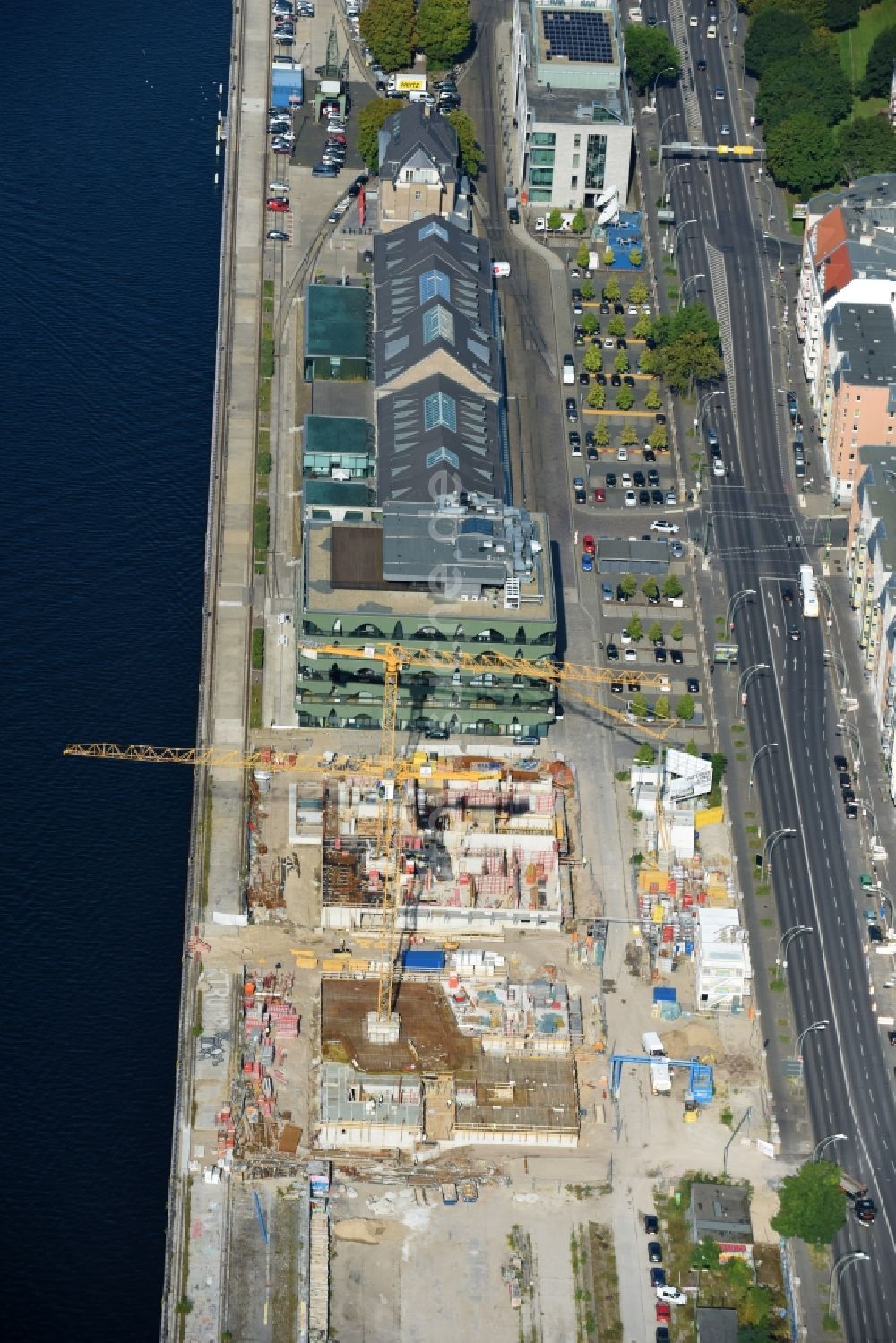 Luftaufnahme Berlin - Baustelle zum Neubau einer Mehrfamilienhaus-Wohnanlage WATERSIDE LIVING BERLIN im Ortsteil Friedrichshain-Kreuzberg in Berlin, Deutschland