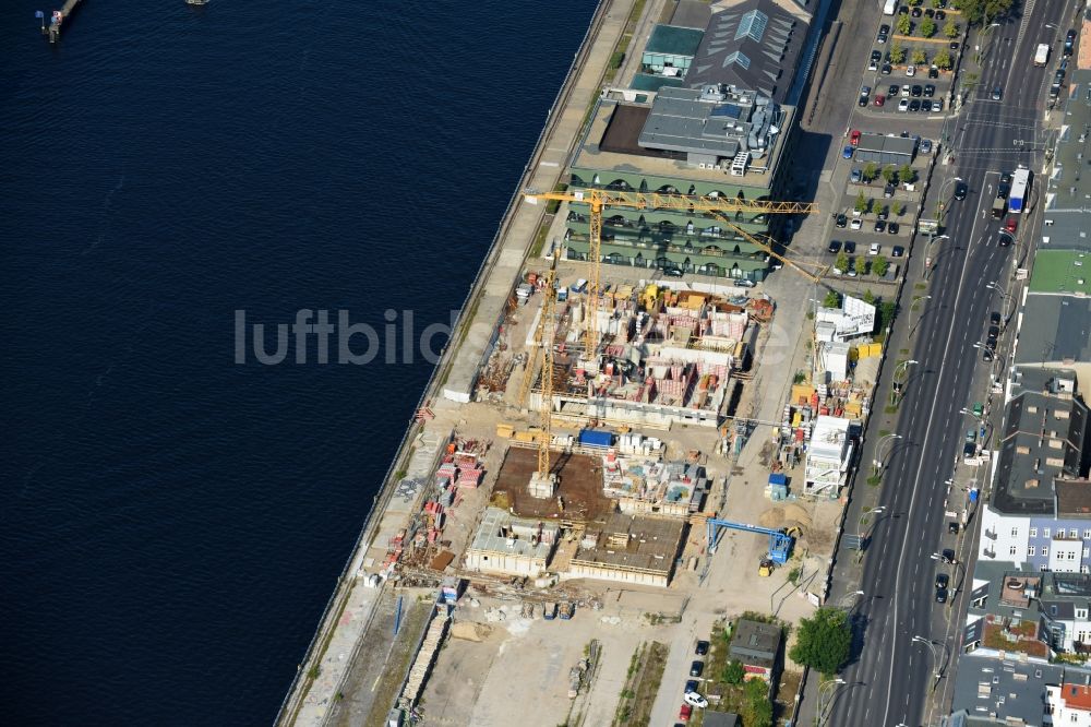 Berlin von oben - Baustelle zum Neubau einer Mehrfamilienhaus-Wohnanlage WATERSIDE LIVING BERLIN im Ortsteil Friedrichshain-Kreuzberg in Berlin, Deutschland