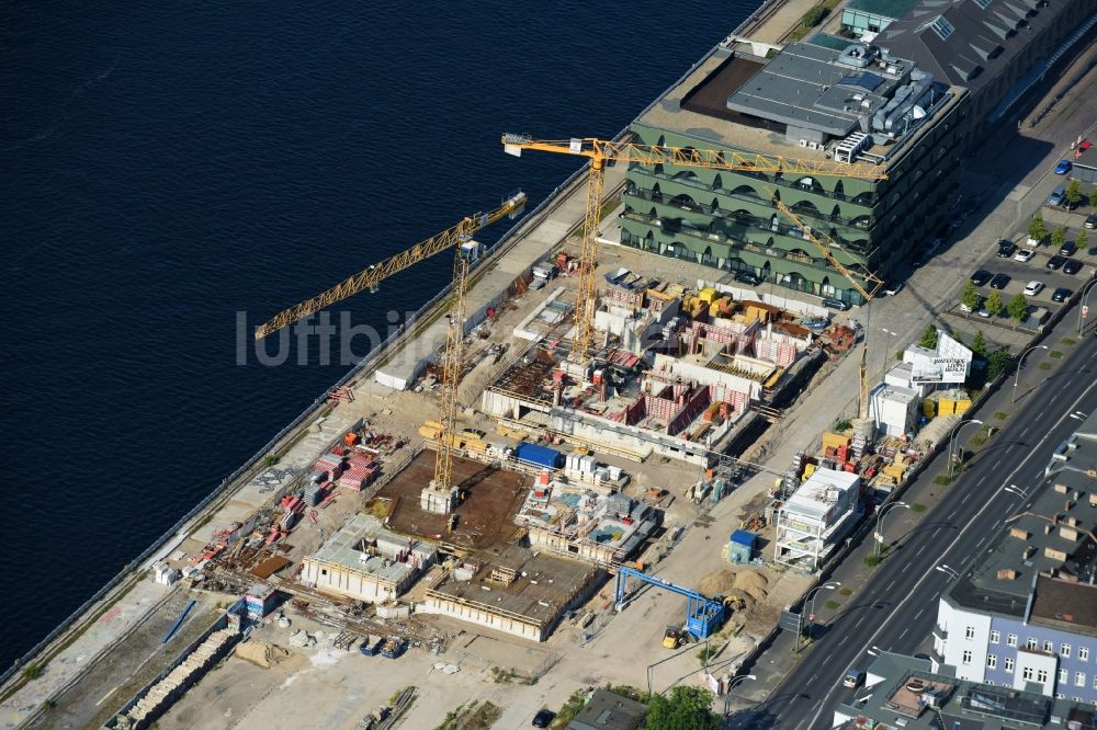 Berlin aus der Vogelperspektive: Baustelle zum Neubau einer Mehrfamilienhaus-Wohnanlage WATERSIDE LIVING BERLIN im Ortsteil Friedrichshain-Kreuzberg in Berlin, Deutschland