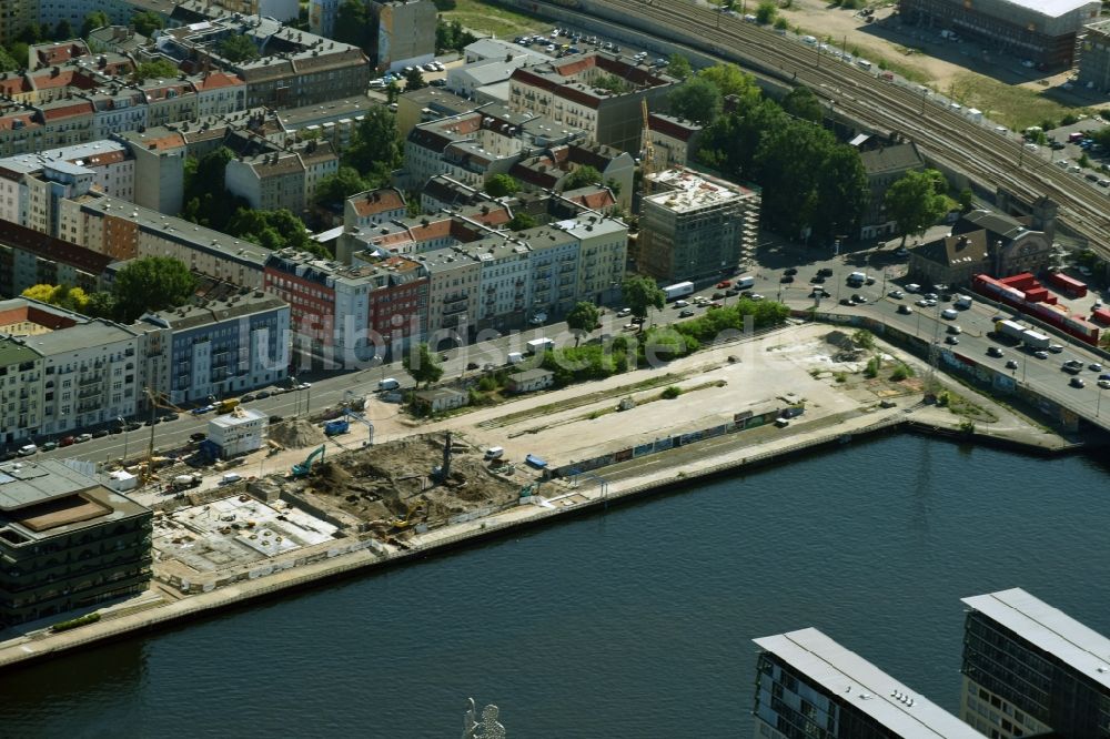 Berlin von oben - Baustelle zum Neubau einer Mehrfamilienhaus-Wohnanlage WATERSIDE LIVING BERLIN im Ortsteil Friedrichshain-Kreuzberg in Berlin, Deutschland