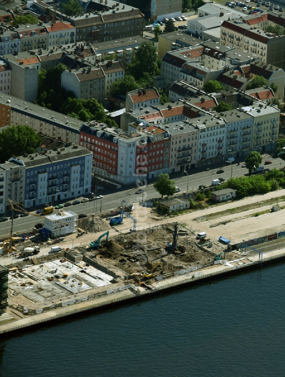 Berlin aus der Vogelperspektive: Baustelle zum Neubau einer Mehrfamilienhaus-Wohnanlage WATERSIDE LIVING BERLIN im Ortsteil Friedrichshain-Kreuzberg in Berlin, Deutschland