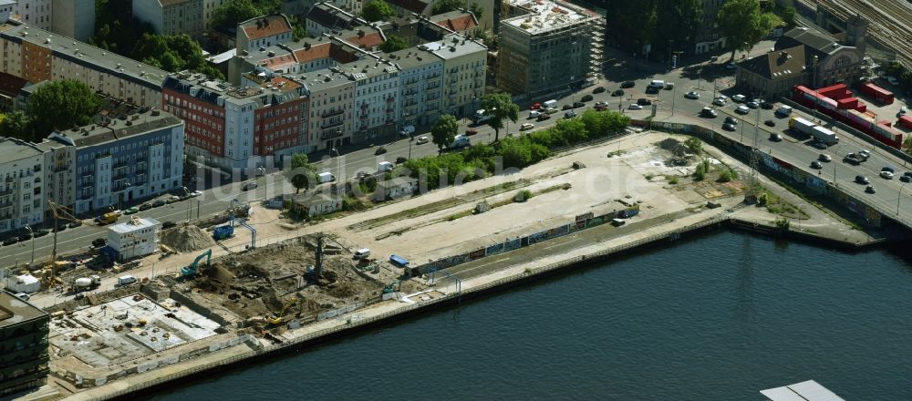 Luftbild Berlin - Baustelle zum Neubau einer Mehrfamilienhaus-Wohnanlage WATERSIDE LIVING BERLIN im Ortsteil Friedrichshain-Kreuzberg in Berlin, Deutschland