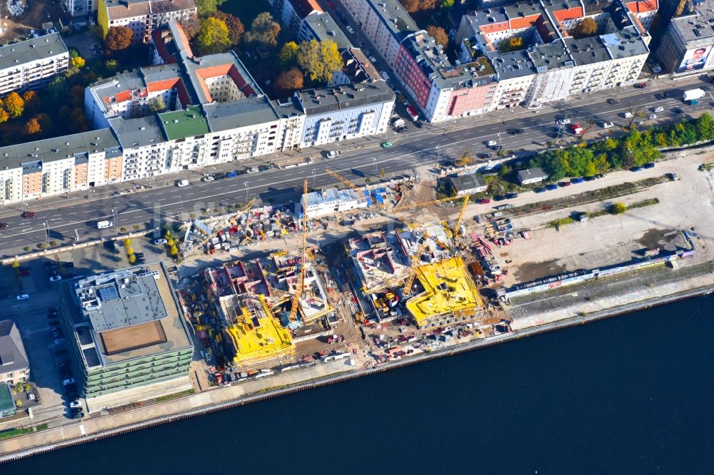 Berlin von oben - Baustelle zum Neubau einer Mehrfamilienhaus-Wohnanlage WATERSIDE LIVING BERLIN im Ortsteil Friedrichshain-Kreuzberg in Berlin, Deutschland