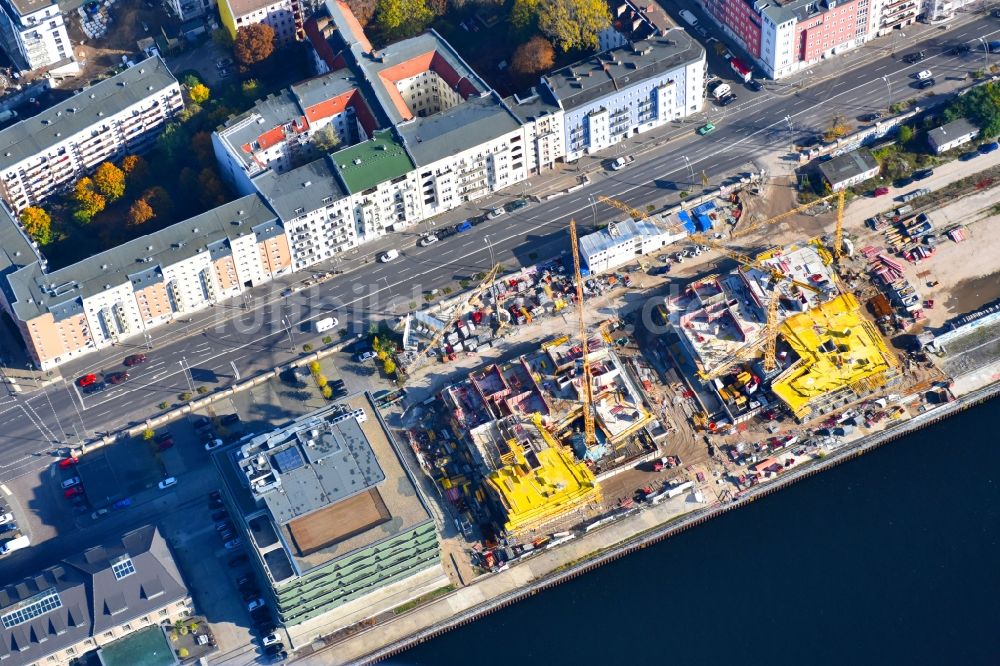 Berlin aus der Vogelperspektive: Baustelle zum Neubau einer Mehrfamilienhaus-Wohnanlage WATERSIDE LIVING BERLIN im Ortsteil Friedrichshain-Kreuzberg in Berlin, Deutschland