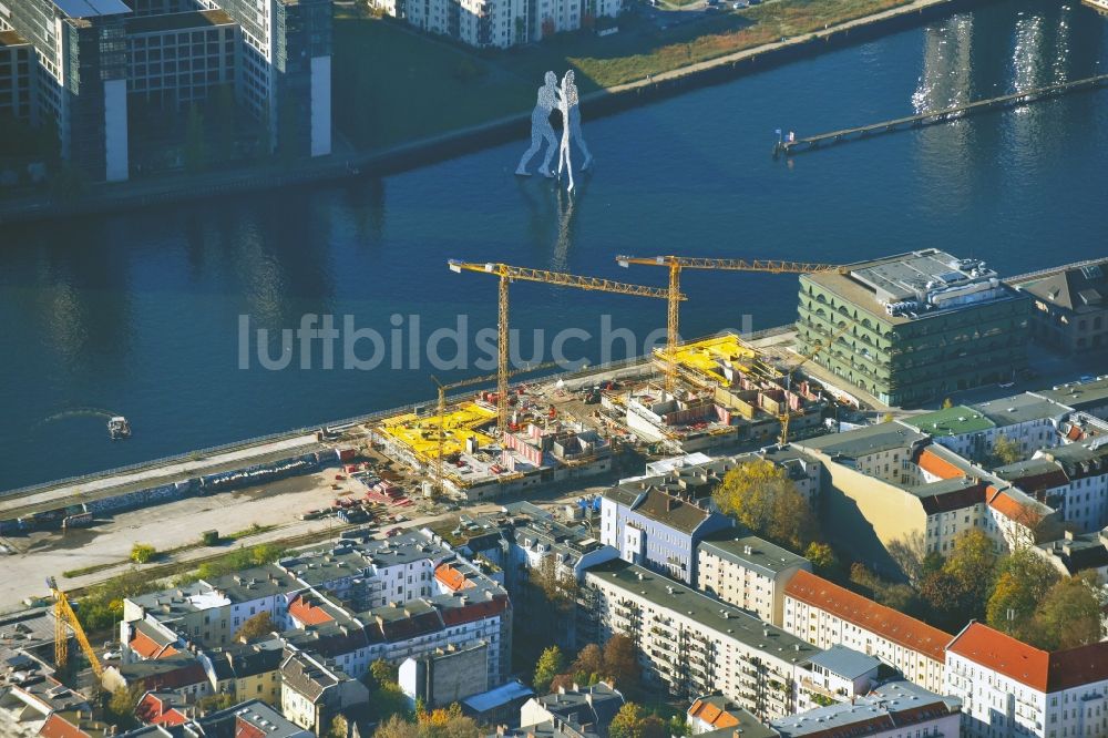 Luftbild Berlin - Baustelle zum Neubau einer Mehrfamilienhaus-Wohnanlage WATERSIDE LIVING BERLIN im Ortsteil Friedrichshain-Kreuzberg in Berlin, Deutschland