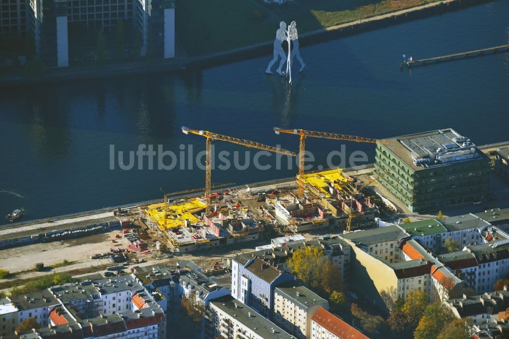 Luftaufnahme Berlin - Baustelle zum Neubau einer Mehrfamilienhaus-Wohnanlage WATERSIDE LIVING BERLIN im Ortsteil Friedrichshain-Kreuzberg in Berlin, Deutschland