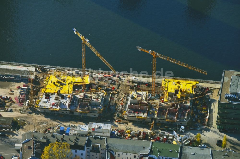 Luftbild Berlin - Baustelle zum Neubau einer Mehrfamilienhaus-Wohnanlage WATERSIDE LIVING BERLIN im Ortsteil Friedrichshain-Kreuzberg in Berlin, Deutschland