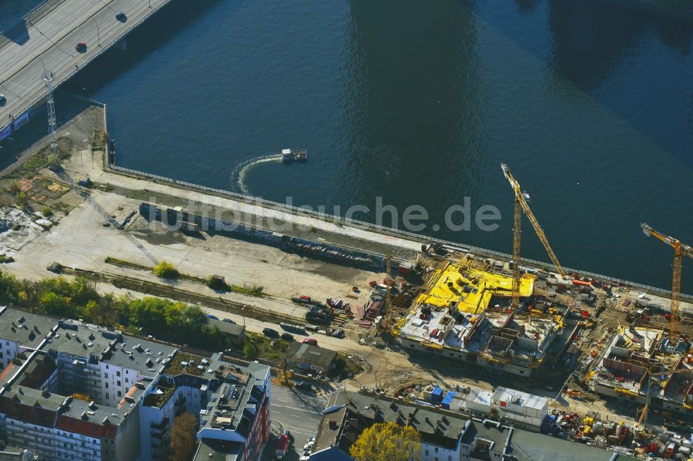 Luftaufnahme Berlin - Baustelle zum Neubau einer Mehrfamilienhaus-Wohnanlage WATERSIDE LIVING BERLIN im Ortsteil Friedrichshain-Kreuzberg in Berlin, Deutschland