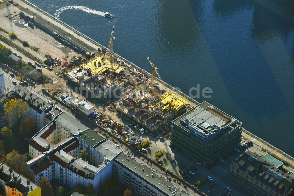 Berlin von oben - Baustelle zum Neubau einer Mehrfamilienhaus-Wohnanlage WATERSIDE LIVING BERLIN im Ortsteil Friedrichshain-Kreuzberg in Berlin, Deutschland