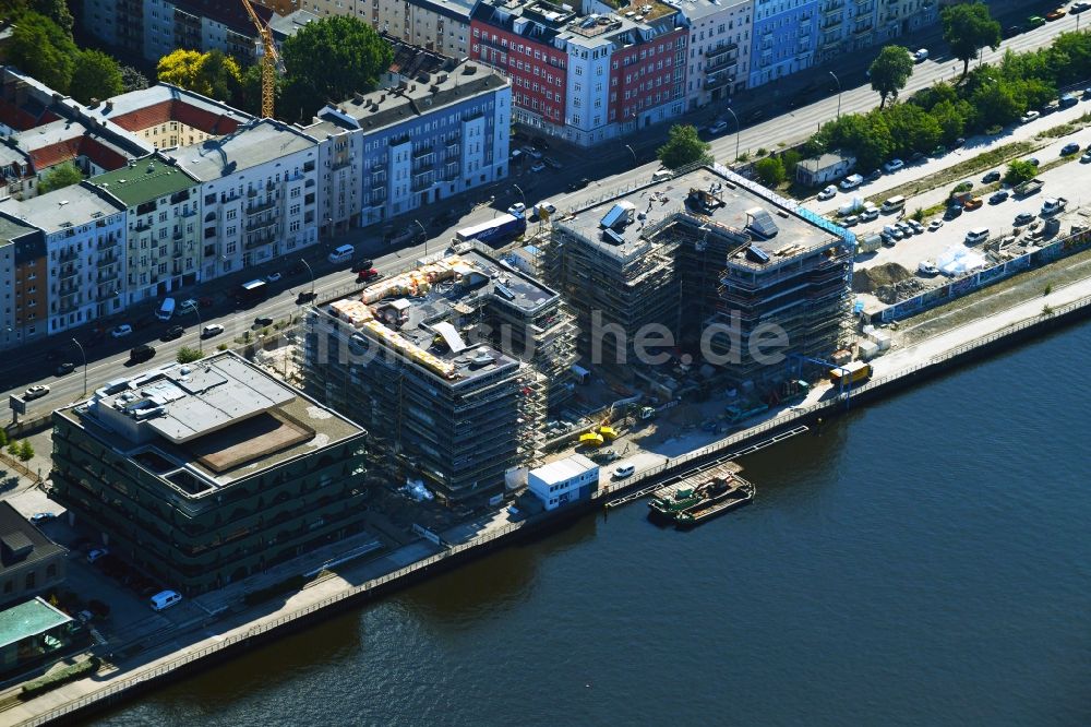 Luftbild Berlin - Baustelle zum Neubau einer Mehrfamilienhaus-Wohnanlage WAVE WATERSIDE LIVING BERLIN im Ortsteil Friedrichshain in Berlin, Deutschland