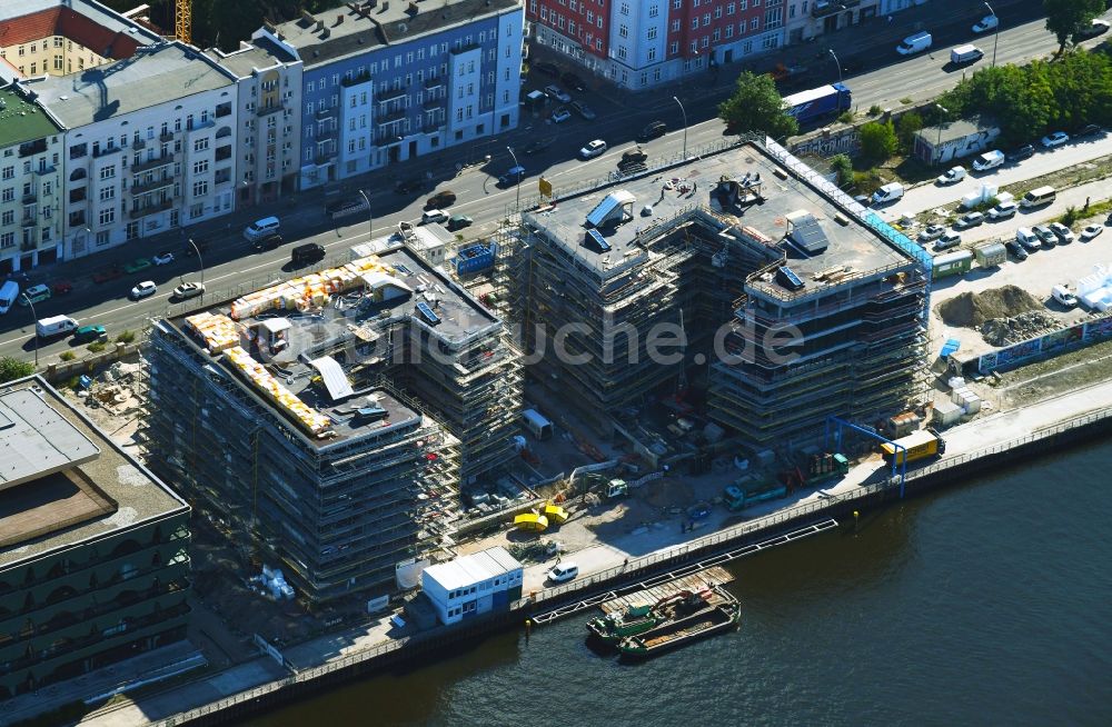 Luftaufnahme Berlin - Baustelle zum Neubau einer Mehrfamilienhaus-Wohnanlage WAVE WATERSIDE LIVING BERLIN im Ortsteil Friedrichshain in Berlin, Deutschland