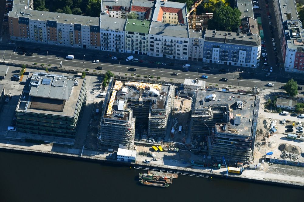 Berlin von oben - Baustelle zum Neubau einer Mehrfamilienhaus-Wohnanlage WAVE WATERSIDE LIVING BERLIN im Ortsteil Friedrichshain in Berlin, Deutschland