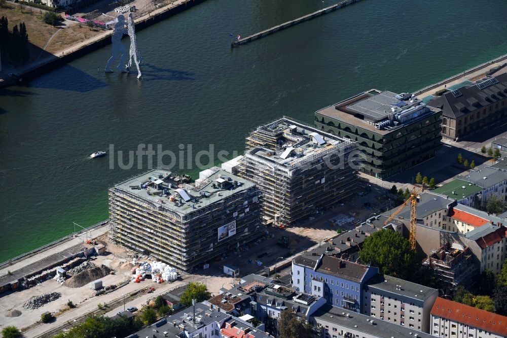 Luftaufnahme Berlin - Baustelle zum Neubau einer Mehrfamilienhaus-Wohnanlage WAVE WATERSIDE LIVING BERLIN im Ortsteil Friedrichshain in Berlin, Deutschland