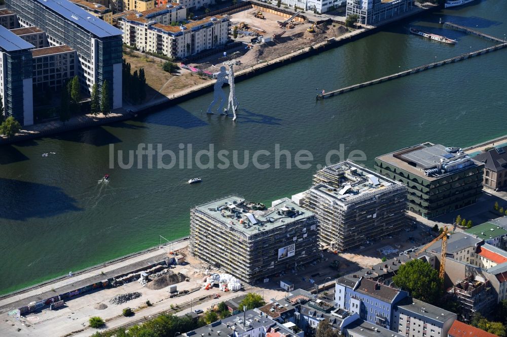 Berlin aus der Vogelperspektive: Baustelle zum Neubau einer Mehrfamilienhaus-Wohnanlage WAVE WATERSIDE LIVING BERLIN im Ortsteil Friedrichshain in Berlin, Deutschland