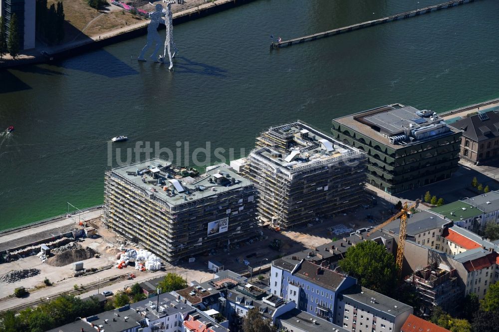 Luftbild Berlin - Baustelle zum Neubau einer Mehrfamilienhaus-Wohnanlage WAVE WATERSIDE LIVING BERLIN im Ortsteil Friedrichshain in Berlin, Deutschland