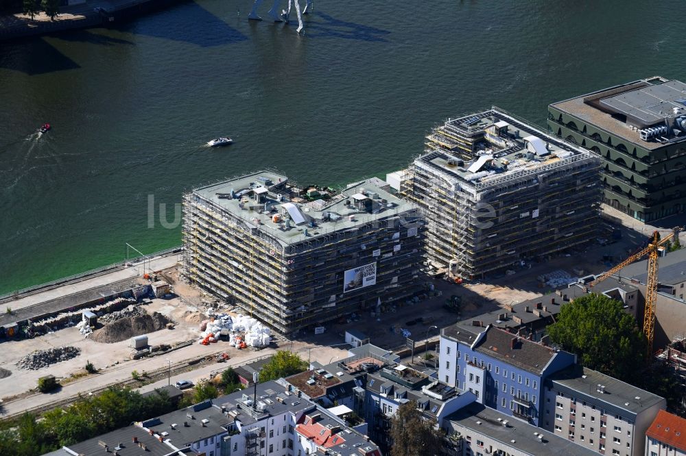 Luftaufnahme Berlin - Baustelle zum Neubau einer Mehrfamilienhaus-Wohnanlage WAVE WATERSIDE LIVING BERLIN im Ortsteil Friedrichshain in Berlin, Deutschland