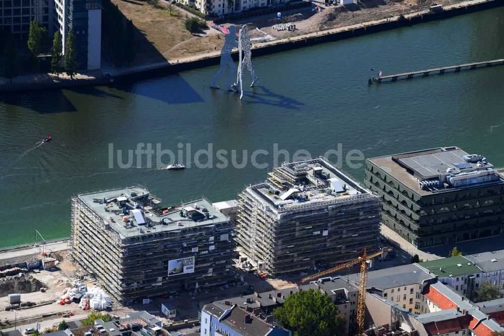 Berlin von oben - Baustelle zum Neubau einer Mehrfamilienhaus-Wohnanlage WAVE WATERSIDE LIVING BERLIN im Ortsteil Friedrichshain in Berlin, Deutschland