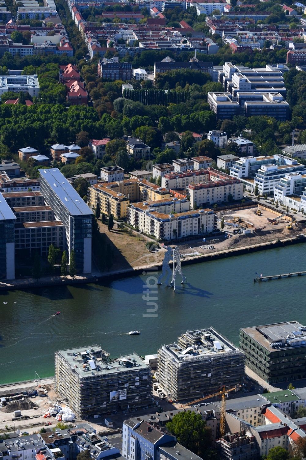 Berlin aus der Vogelperspektive: Baustelle zum Neubau einer Mehrfamilienhaus-Wohnanlage WAVE WATERSIDE LIVING BERLIN im Ortsteil Friedrichshain in Berlin, Deutschland