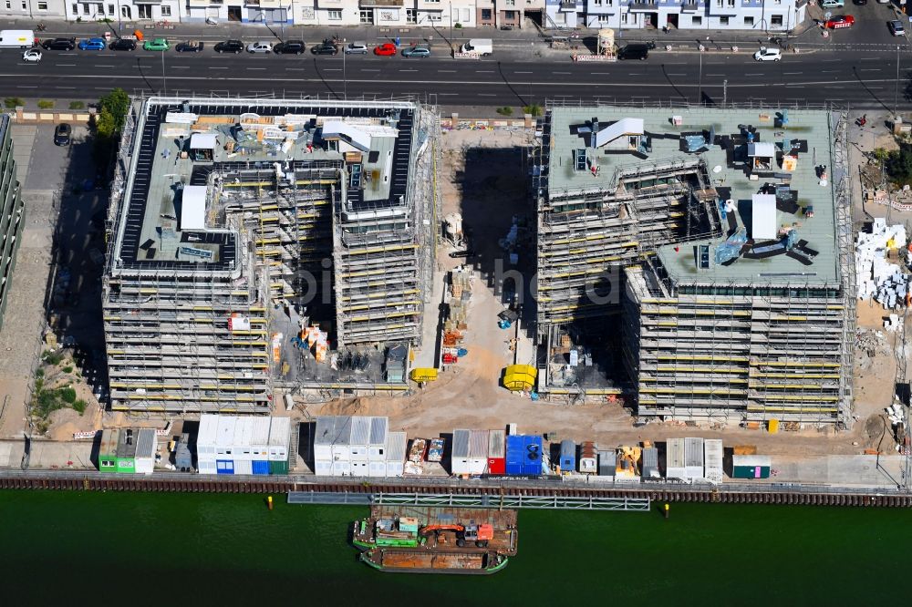 Luftaufnahme Berlin - Baustelle zum Neubau einer Mehrfamilienhaus-Wohnanlage WAVE WATERSIDE LIVING BERLIN im Ortsteil Friedrichshain in Berlin, Deutschland