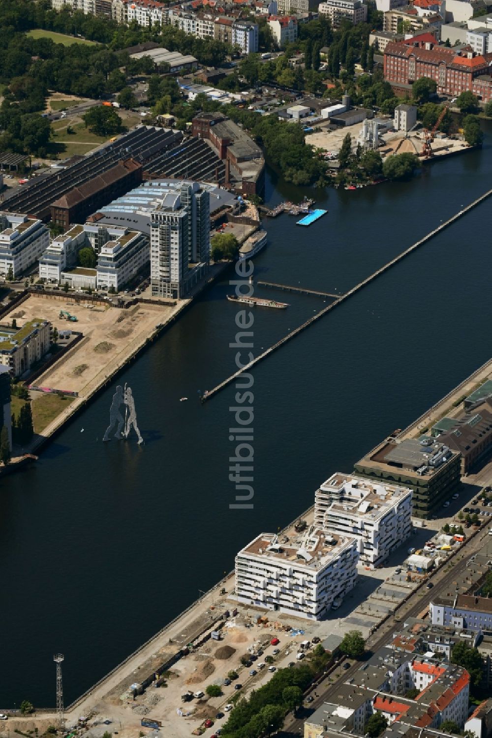 Luftaufnahme Berlin - Baustelle zum Neubau einer Mehrfamilienhaus-Wohnanlage WAVE WATERSIDE LIVING BERLIN im Ortsteil Friedrichshain in Berlin, Deutschland