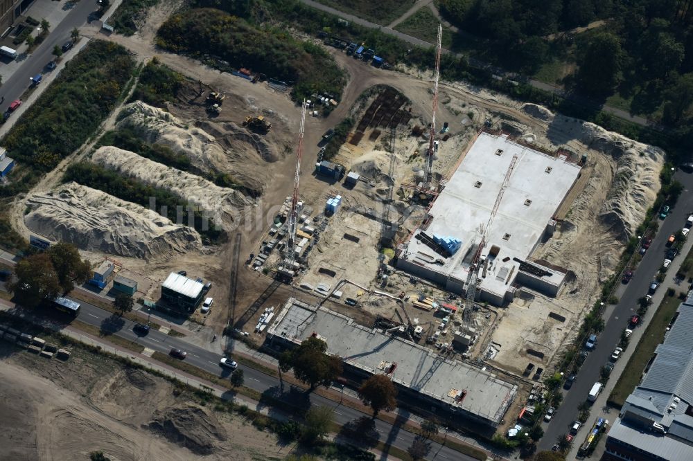 Berlin aus der Vogelperspektive: Baustelle zum Neubau einer Mehrfamilienhaus-Wohnanlage Weißenhöher Straße - Arno-Phillipstal-Straße der Bonava Deutschland GmbH im Stadtteil Kaulsdorf in Berlin