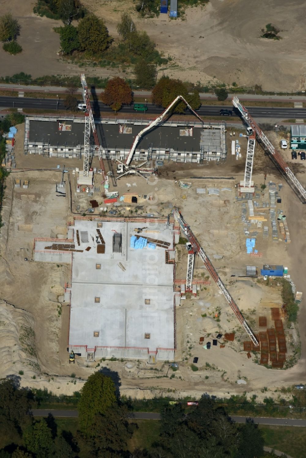 Berlin aus der Vogelperspektive: Baustelle zum Neubau einer Mehrfamilienhaus-Wohnanlage Weißenhöher Straße - Arno-Phillipstal-Straße der Bonava Deutschland GmbH im Stadtteil Kaulsdorf in Berlin