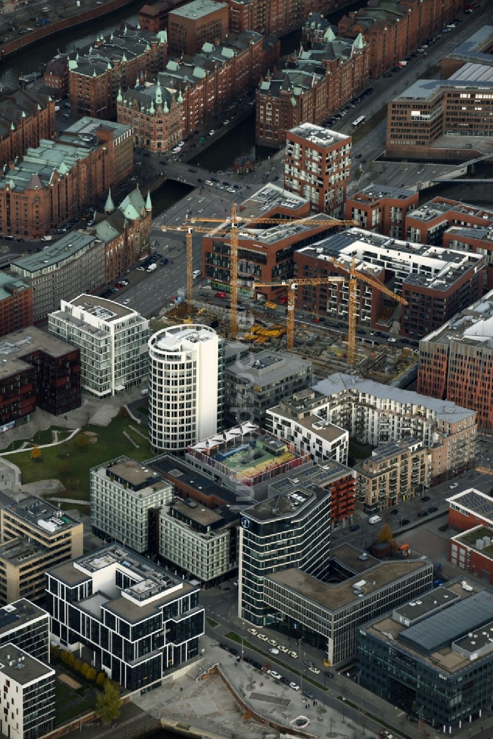 Luftaufnahme Hamburg - Baustelle zum Neubau einer Mehrfamilienhaus-Wohnanlage „Wellen im Überseequartier“ Am Sandtorpark - Tokiostraße im Ortsteil Hafencity in Hamburg