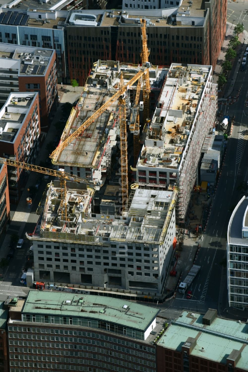 Hamburg aus der Vogelperspektive: Baustelle zum Neubau einer Mehrfamilienhaus-Wohnanlage „Wellen im Überseequartier“ Am Sandtorpark - Tokiostraße im Ortsteil Hafencity in Hamburg