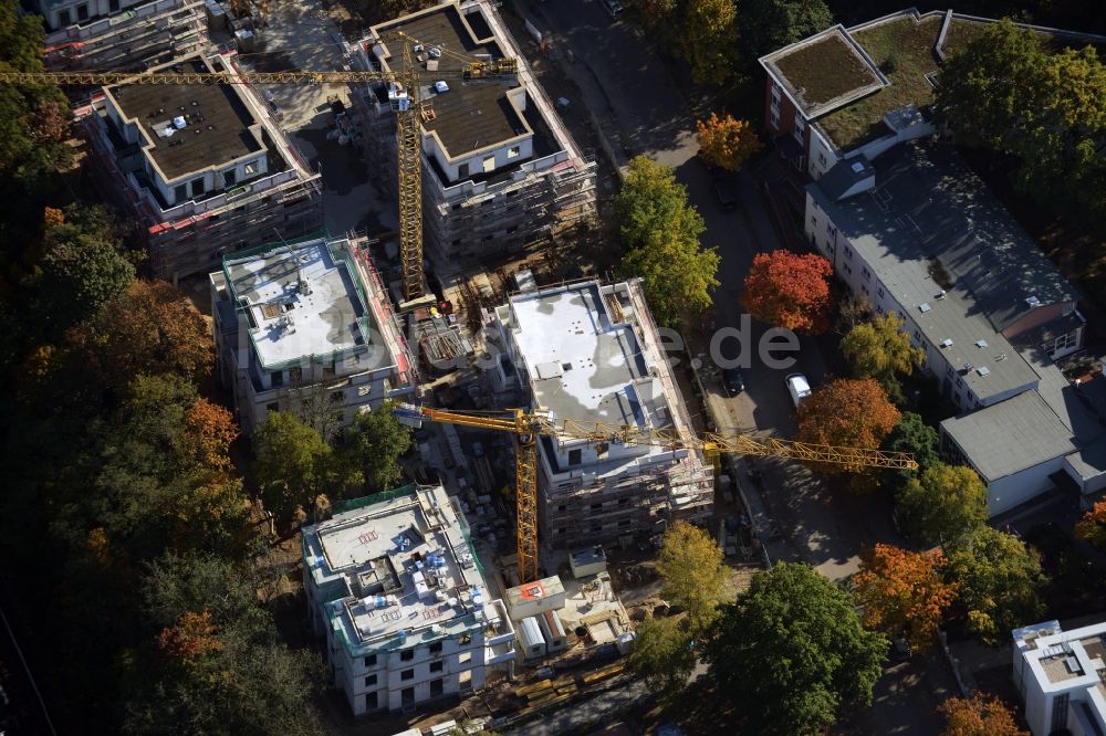 Berlin von oben - Baustelle zum Neubau einer Mehrfamilienhaus-Wohnanlage Westendpark in Berlin