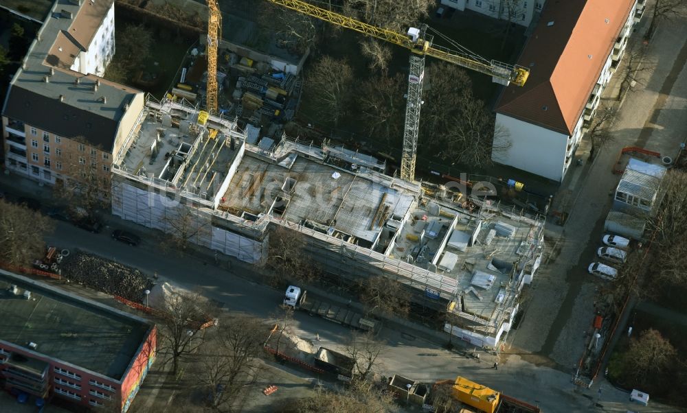 Luftbild Berlin - Baustelle zum Neubau einer Mehrfamilienhaus-Wohnanlage Wönnichstraße Ecke Münsterlandstraße im Stadtteil Lichtenberg in Berlin