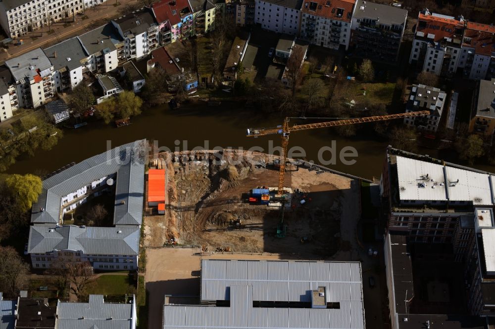 Luftbild Leipzig - Baustelle zum Neubau einer Mehrfamilienhaus-Wohnanlage Wohn- und Geschäftshaus am Ufer des Flußverlaufes der Weißen Elster im Ortsteil Plagwitz in Leipzig im Bundesland Sachsen