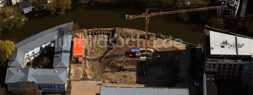 Luftaufnahme Leipzig - Baustelle zum Neubau einer Mehrfamilienhaus-Wohnanlage Wohn- und Geschäftshaus am Ufer des Flußverlaufes der Weißen Elster im Ortsteil Plagwitz in Leipzig im Bundesland Sachsen