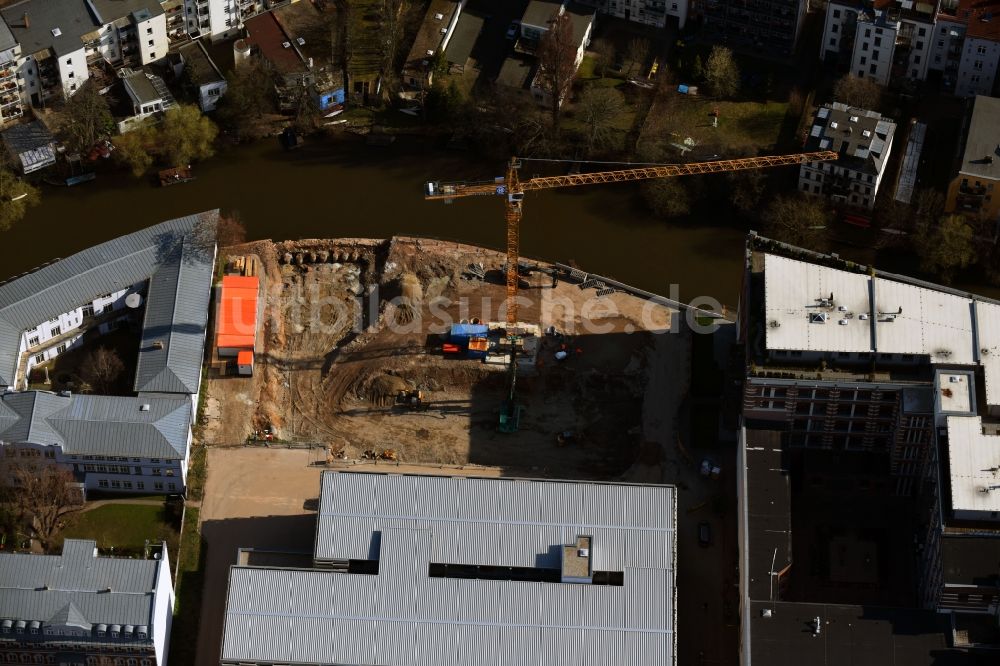 Leipzig von oben - Baustelle zum Neubau einer Mehrfamilienhaus-Wohnanlage Wohn- und Geschäftshaus am Ufer des Flußverlaufes der Weißen Elster im Ortsteil Plagwitz in Leipzig im Bundesland Sachsen