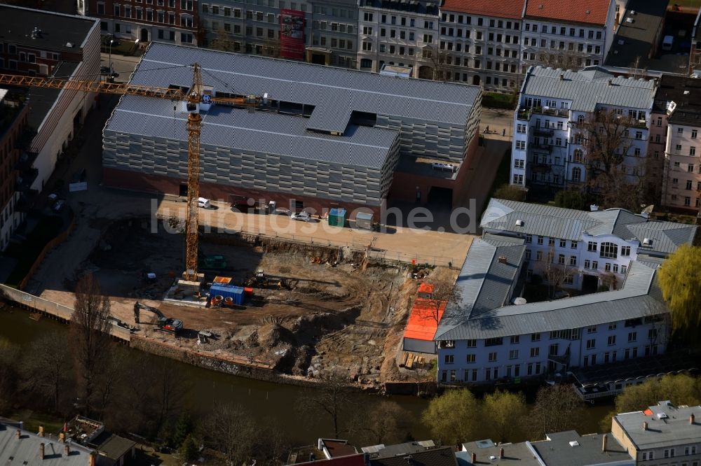 Luftbild Leipzig - Baustelle zum Neubau einer Mehrfamilienhaus-Wohnanlage Wohn- und Geschäftshaus am Ufer des Flußverlaufes der Weißen Elster im Ortsteil Plagwitz in Leipzig im Bundesland Sachsen