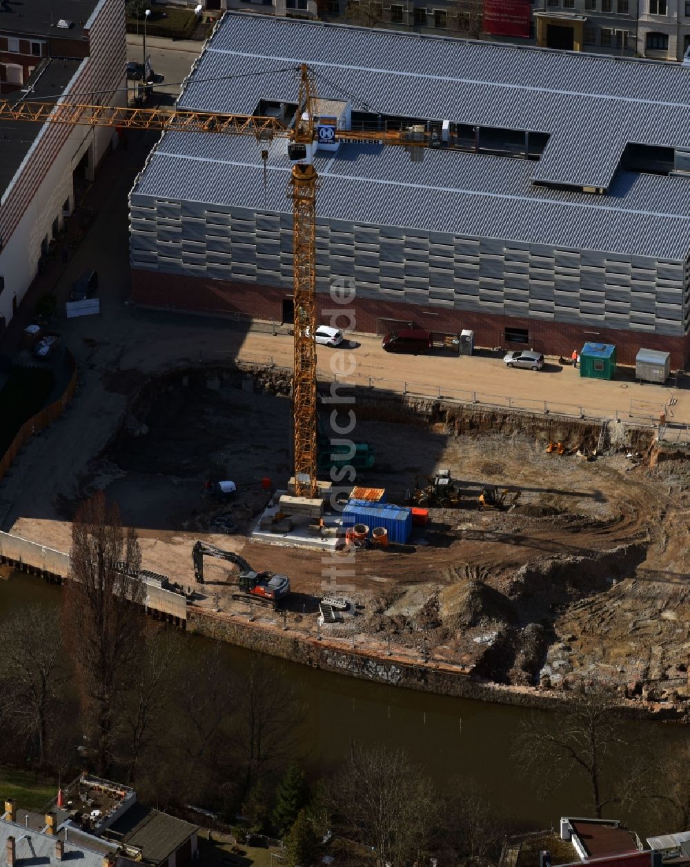 Leipzig von oben - Baustelle zum Neubau einer Mehrfamilienhaus-Wohnanlage Wohn- und Geschäftshaus am Ufer des Flußverlaufes der Weißen Elster im Ortsteil Plagwitz in Leipzig im Bundesland Sachsen