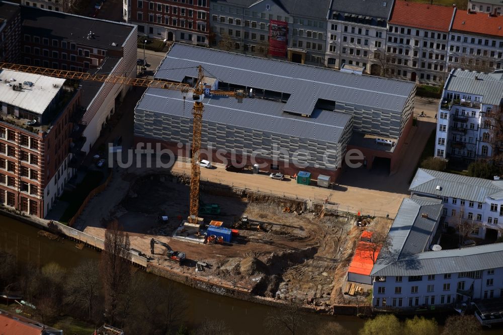 Leipzig aus der Vogelperspektive: Baustelle zum Neubau einer Mehrfamilienhaus-Wohnanlage Wohn- und Geschäftshaus am Ufer des Flußverlaufes der Weißen Elster im Ortsteil Plagwitz in Leipzig im Bundesland Sachsen