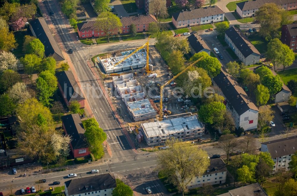 Duisburg von oben - Baustelle zum Neubau einer Mehrfamilienhaus-Wohnanlage der BZ Wohnbau KG in Duisburg im Bundesland Nordrhein-Westfalen, Deutschland