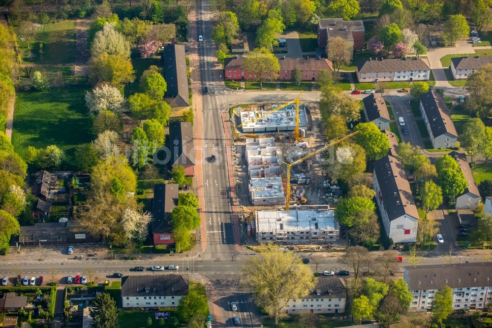 Duisburg aus der Vogelperspektive: Baustelle zum Neubau einer Mehrfamilienhaus-Wohnanlage der BZ Wohnbau KG in Duisburg im Bundesland Nordrhein-Westfalen, Deutschland