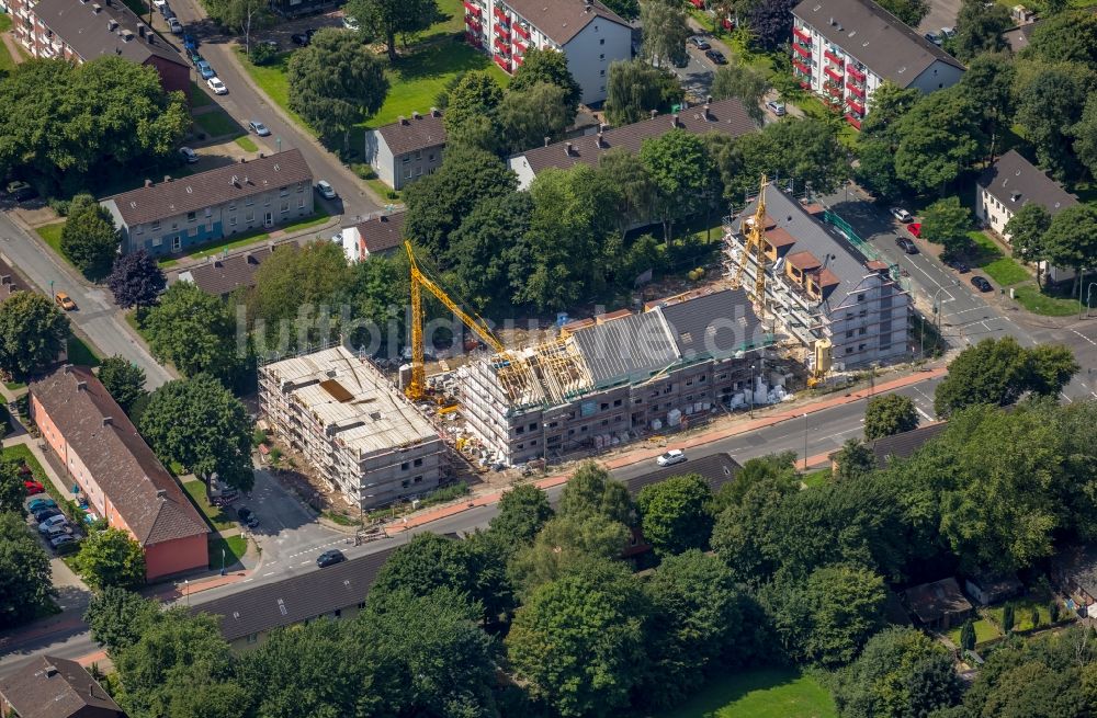 Duisburg von oben - Baustelle zum Neubau einer Mehrfamilienhaus-Wohnanlage der BZ Wohnbau KG in Duisburg im Bundesland Nordrhein-Westfalen, Deutschland