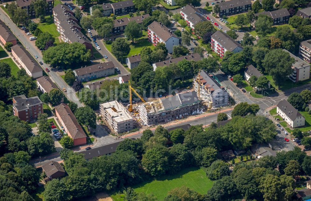 Duisburg aus der Vogelperspektive: Baustelle zum Neubau einer Mehrfamilienhaus-Wohnanlage der BZ Wohnbau KG in Duisburg im Bundesland Nordrhein-Westfalen, Deutschland